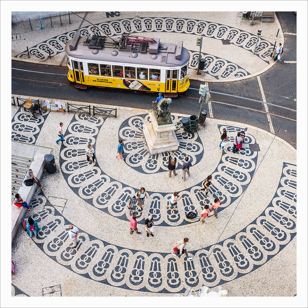 Fotografia "Calçada Portuguesa e 1 Elétrico" - lisbongallery