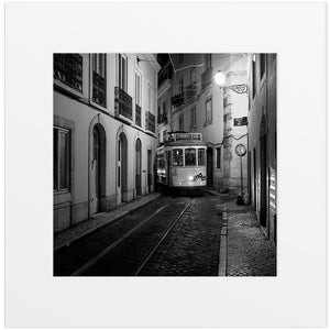 Fotografia "Elétrico 28 no Beco da Mó" - lisbongallery