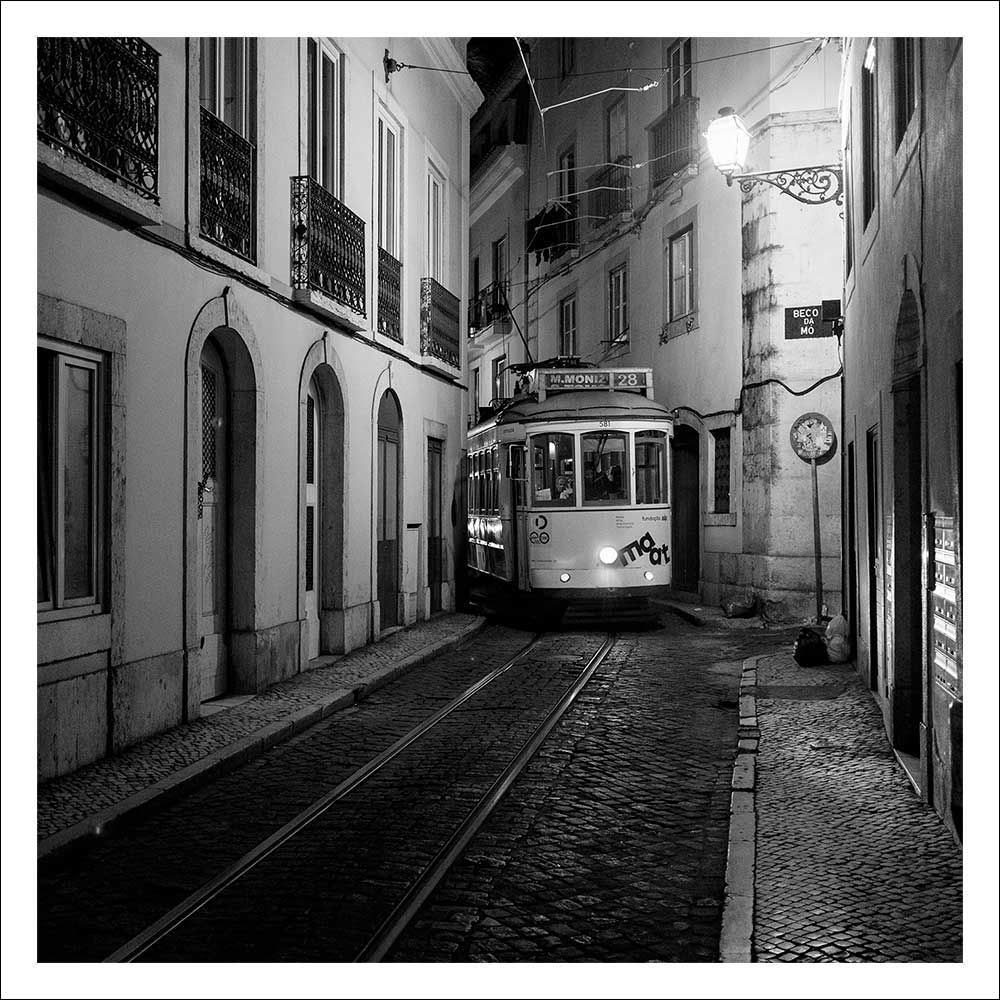 Fotografia "Elétrico 28 no Beco da Mó" - lisbongallery